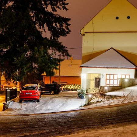 Restaurace A Penzion Pod Hradem Hotell Zlín Eksteriør bilde